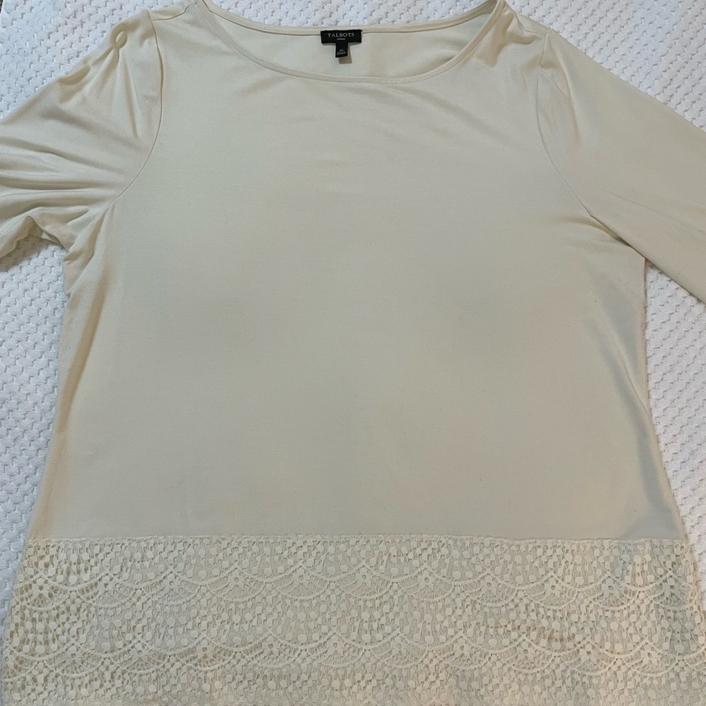 Eggshell pullover shirt with lace hem